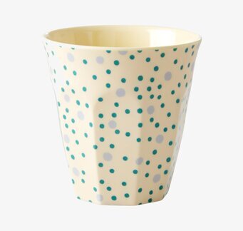 Foto av lekfull mugg med prickigt mönster i färg