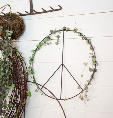 Peace Fredsmärke Ø35 cm från I AM Interior med växtrankor