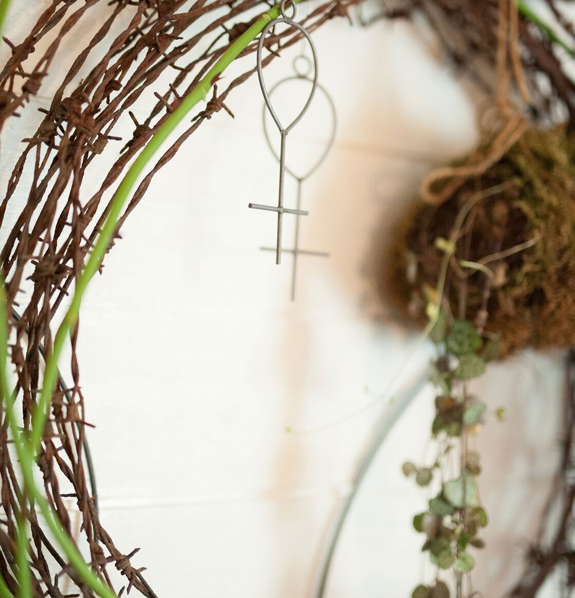 Qvinna 15 cm från I AM Interior med krans och växter