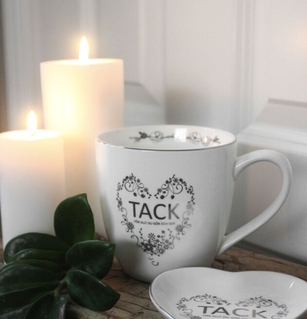 Mugg Tack - Majas Cottage med blommönster och text 'TACK'