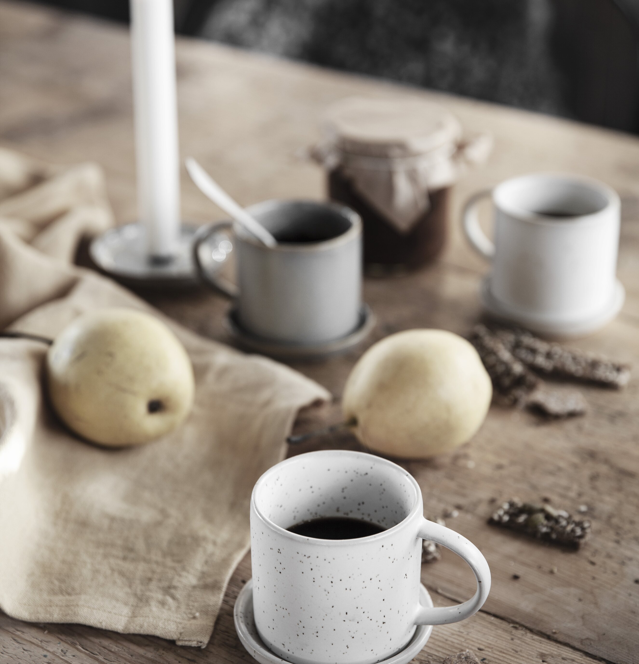Kaffekopp & Fat Vit från Ernst på rustikt träbord med kaffe
