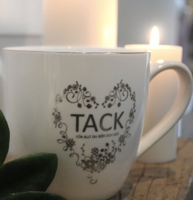 Mugg Tack - Majas Cottage från Majas Cottage med tända ljus