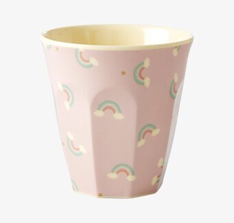 Foto av mugg med regnbågar och stjärnor i milda färger