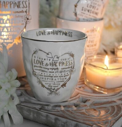 Mugg Love & Happiness Guld från Majas Cottage med gulddetaljer