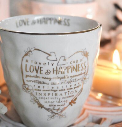Mugg Love & Happiness Guld från Majas Cottage i mysig miljö