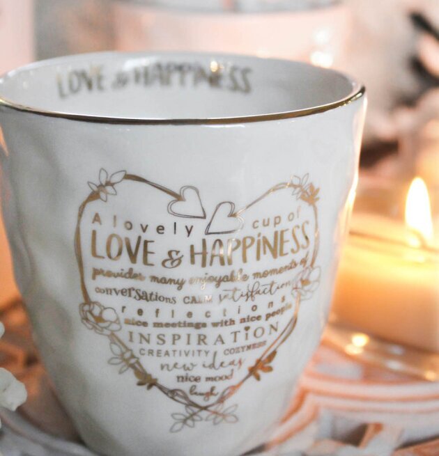 Mugg Love & Happiness Guld från Majas Cottage i mysig miljö
