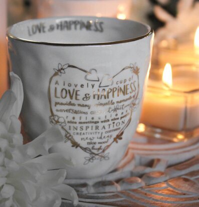 Mugg Love & Happiness Guld från Majas Cottage med guldtext
