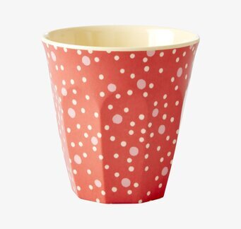 Foto av mugg med färgglada prickar och lekfull design