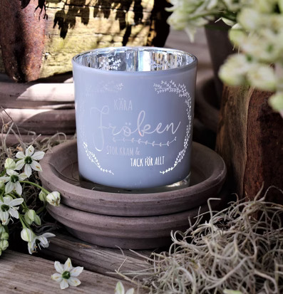 Ljuslykta Kära Fröken från Majas Cottage på rustikt bord