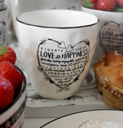 Mugg Love & Happiness Svart från Majas Cottage på träfat