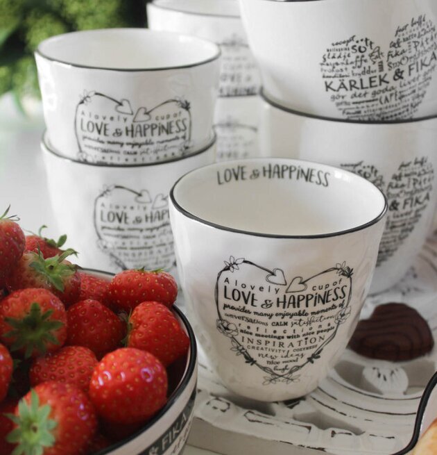 Mugg Love & Happiness Svart från Majas Cottage med text