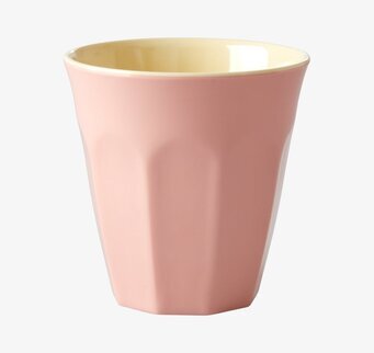 Bild av stilren mugg med rosa och krämvit design