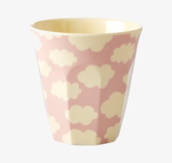 Bild av mugg med molnmönster och ljusrosa bakgrund