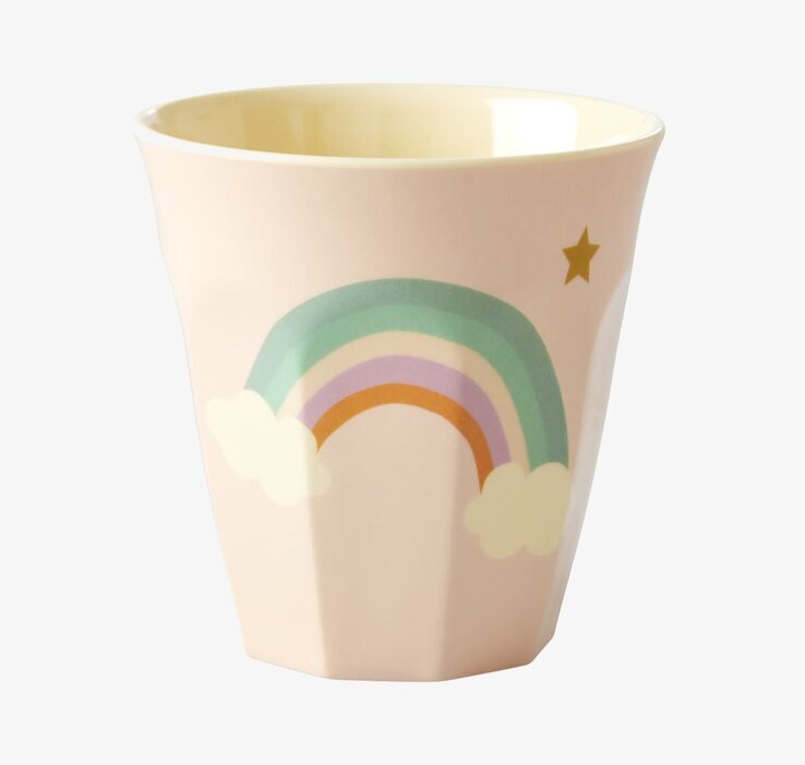 Bild av mugg med regnbågsdesign och gyllene stjärna