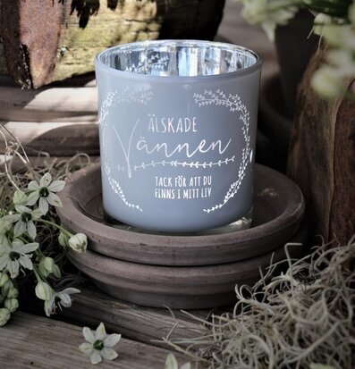 Ljuslykta Älskade Vännen från Majas Cottage på trätallrik