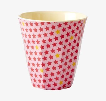 Bild av färgglad mugg med stjärnmönster och ljus insida