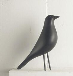 Fågel Svart Small från Multi Agentur på vit yta med trävägg