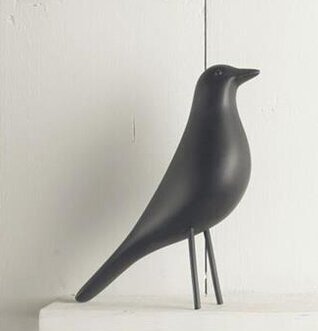 Fågel Svart Small från Multi Agentur på vit yta med trävägg