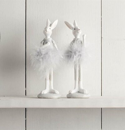 Kanin Fluff Small från Multi Agentur på en trähylla