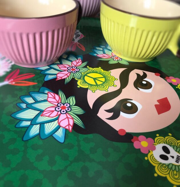 Bricka Frida från Lottisson Design med färgglatt ansiktsmotiv