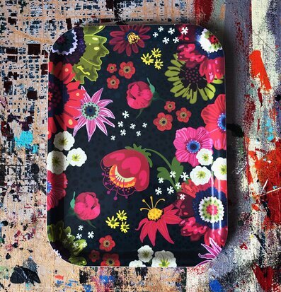 Bricka Dark Blue Sky från Lottisson Design med blommönster