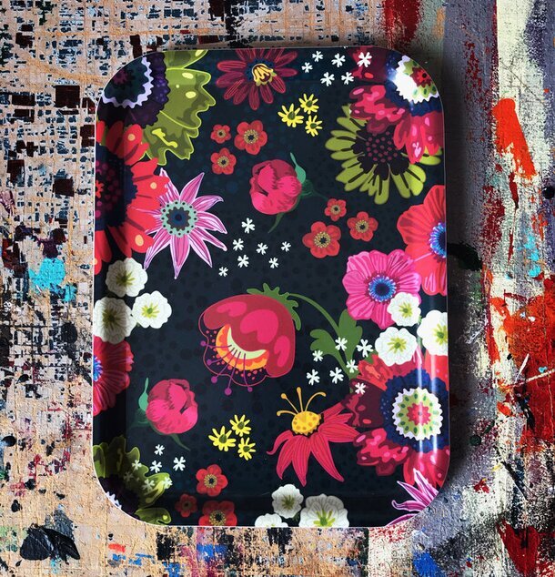 Bricka Dark Blue Sky från Lottisson Design med blommönster