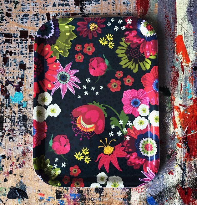 Bricka Dark Blue Sky från Lottisson Design med blommönster