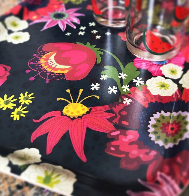 Bricka Dark Blue Sky från Lottisson Design med blommönster