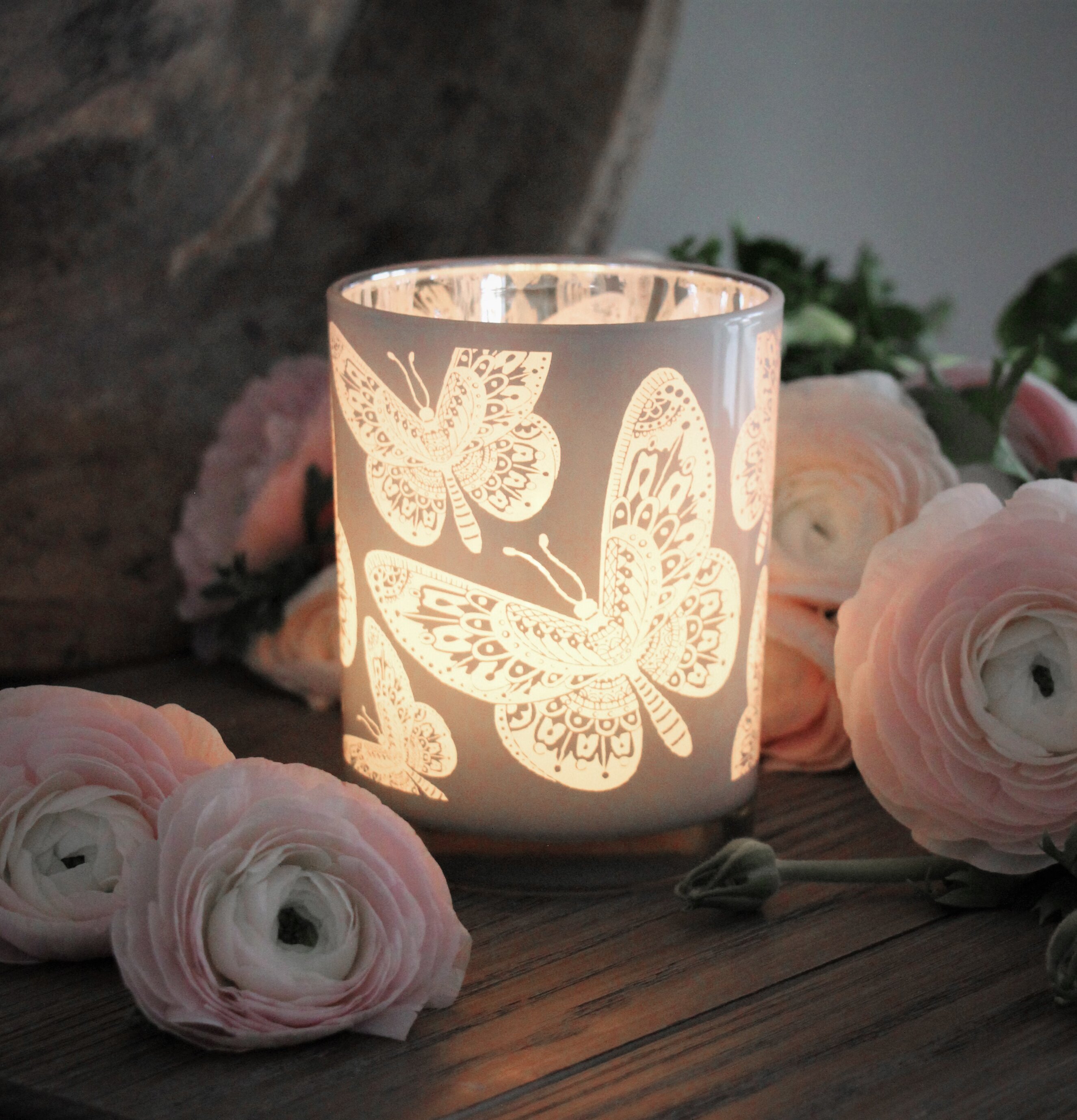 Ljuslykta Butterflies Vit från Majas Cottage med blommor