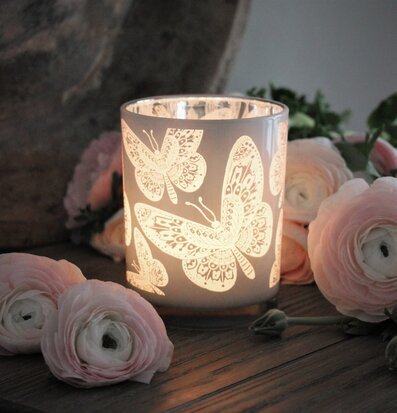 Ljuslykta Butterflies Vit från Majas Cottage med blommor