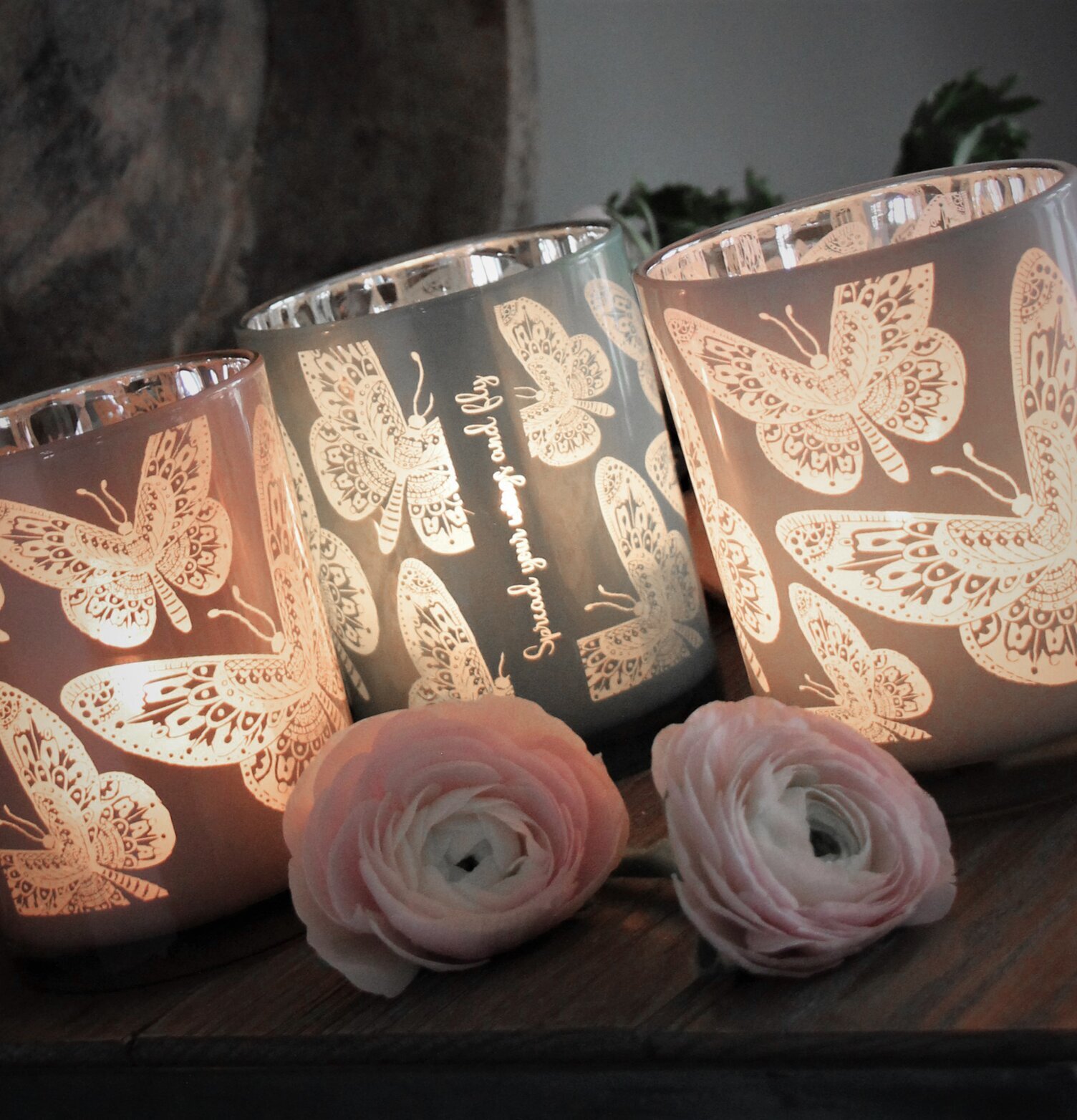 Ljuslykta - Butterflies Aqua från Majas Cottage på träbord