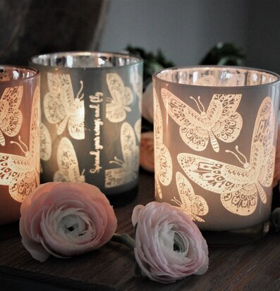 Ljuslykta - Butterflies Aqua från Majas Cottage med fjärilar