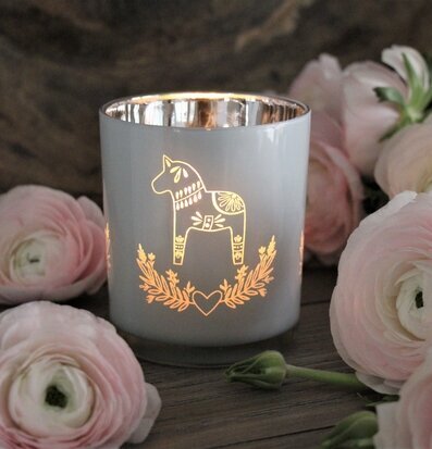 Bild av ljuslykta med blommor för hemtrevlig atmosfär