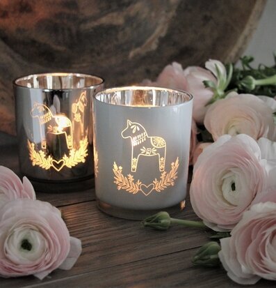 Bild av harmonisk inredning med ljuslyktor och blommor