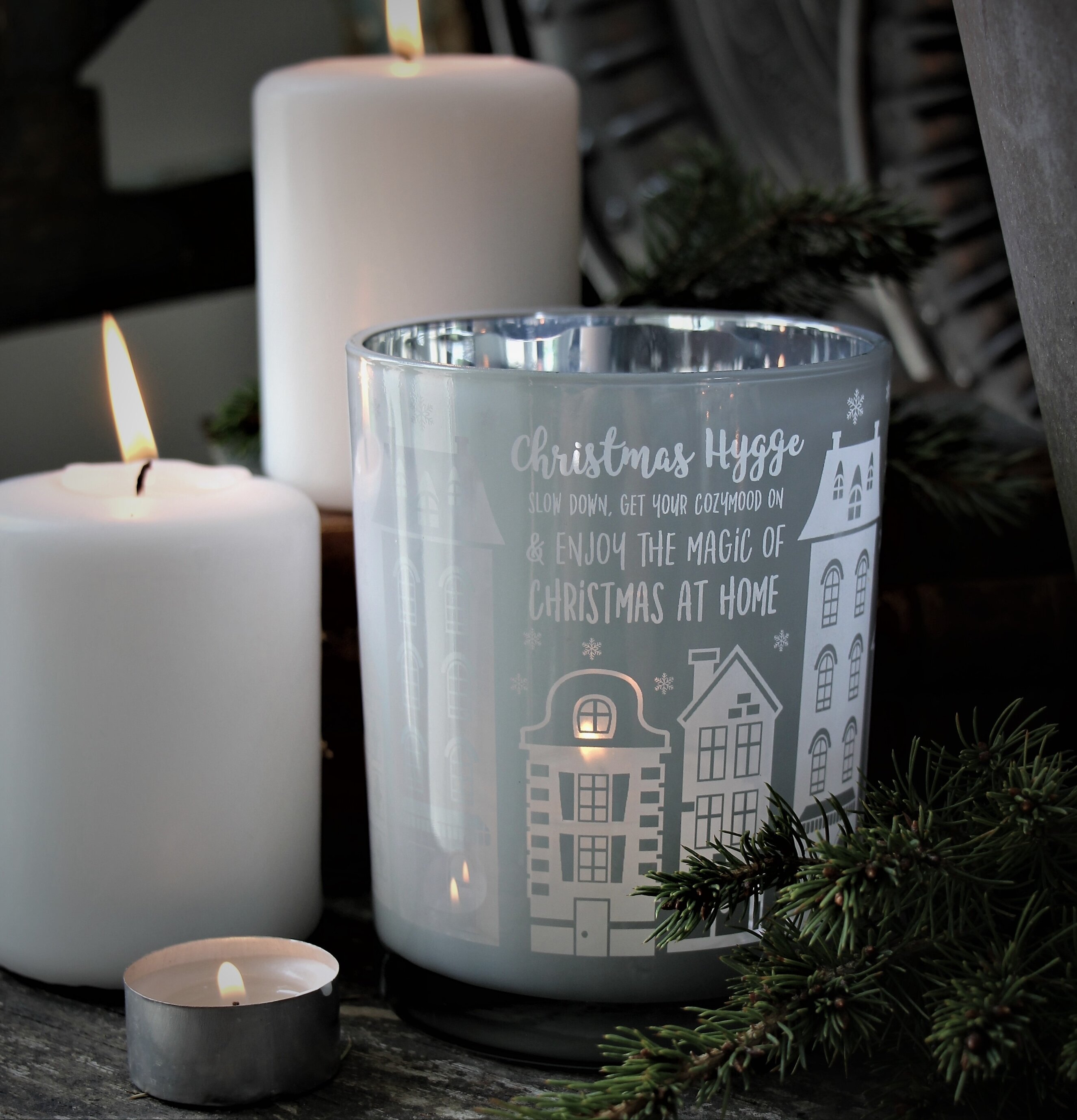 Ljuslykta Christmas Hygge Vit från Majas Cottage på träbord