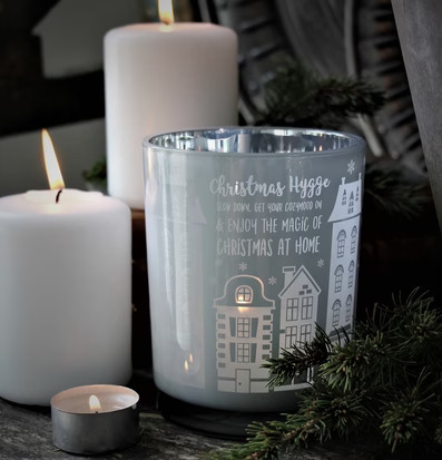 Ljuslykta Christmas Hygge Vit från Majas Cottage på träbord