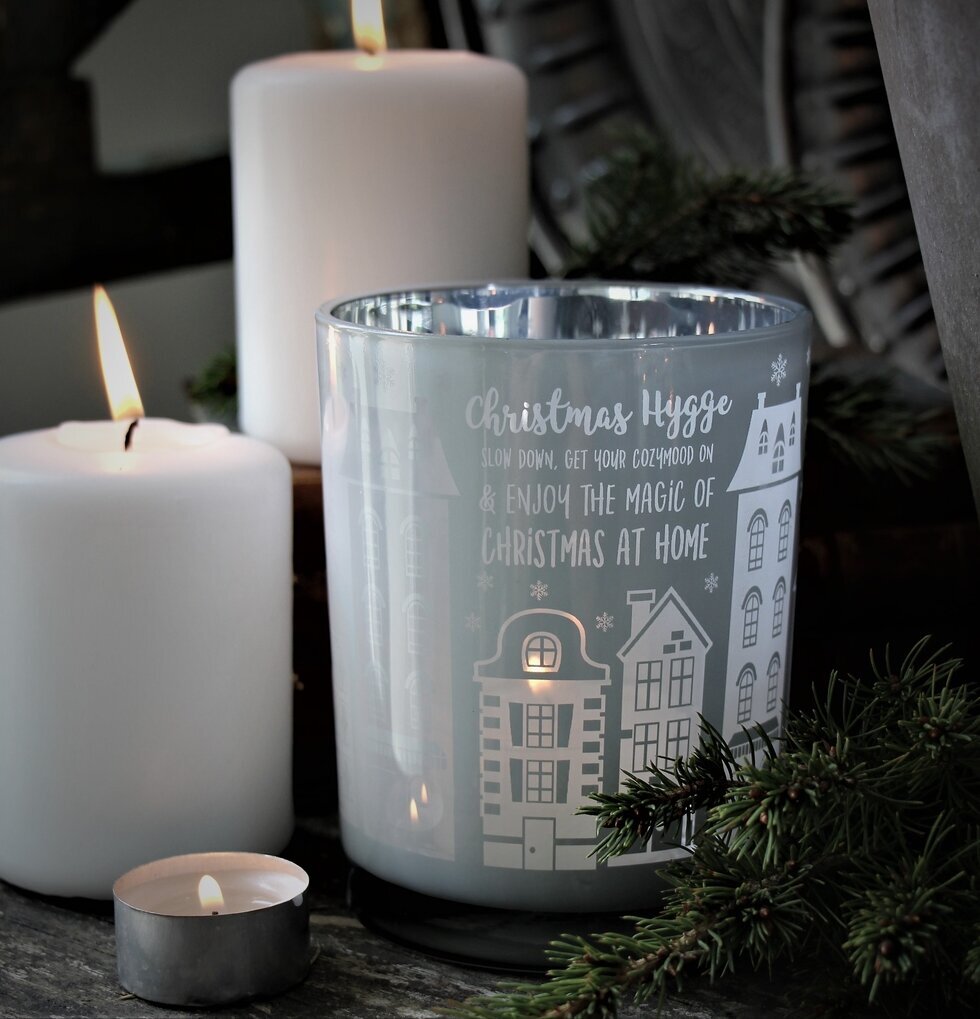 Ljuslykta Christmas Hygge Vit från Majas Cottage på träbord