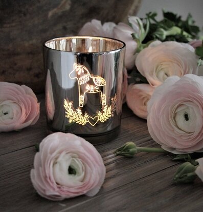 Bild av ljuslykta med dalahäst och rosa ranunkler