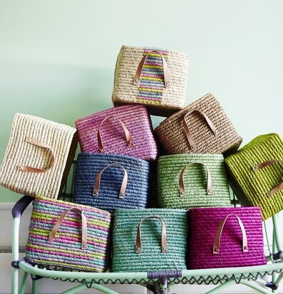 Raffiakorg Anis från Rice i olika färger på en stol