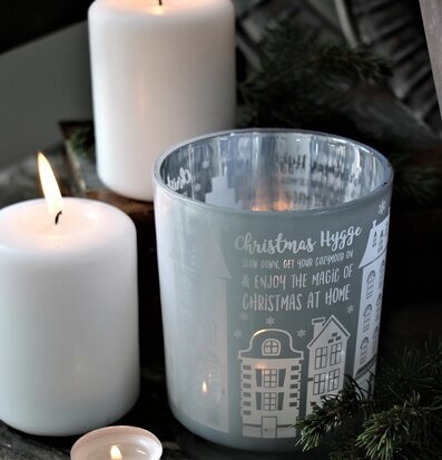 Ljuslykta Christmas Hygge Vit från Majas Cottage på träbord