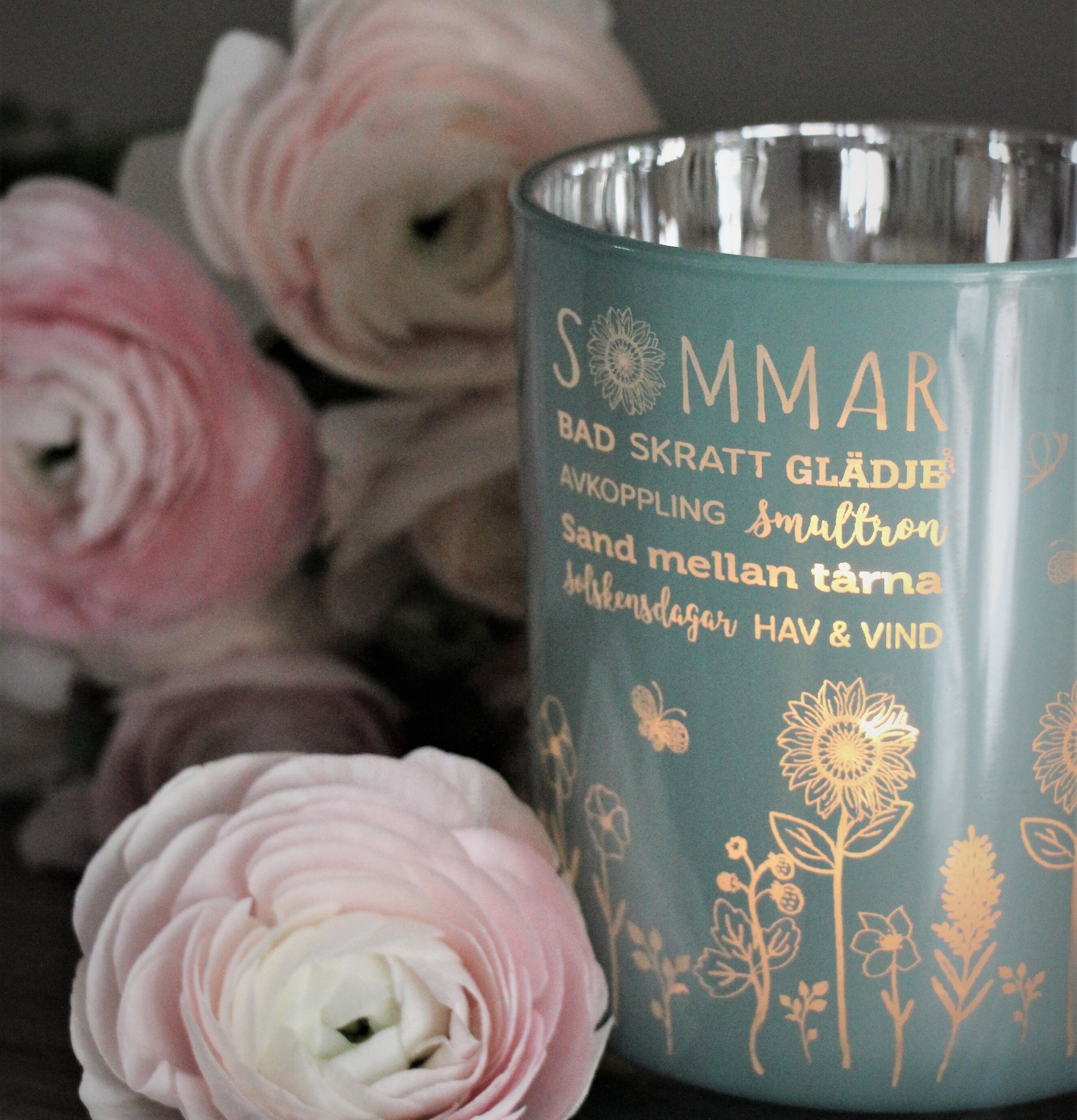 Ljuslykta - Sommar Aqua från Majas Cottage med blommor