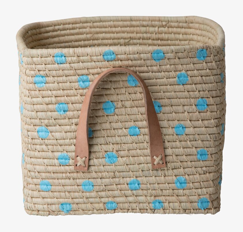 Raffiakorg Blue Dots från Rice med handmålade blå prickar