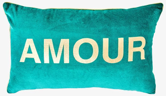 Sammetskudde Amour från Rice med turkos färg och guldtext