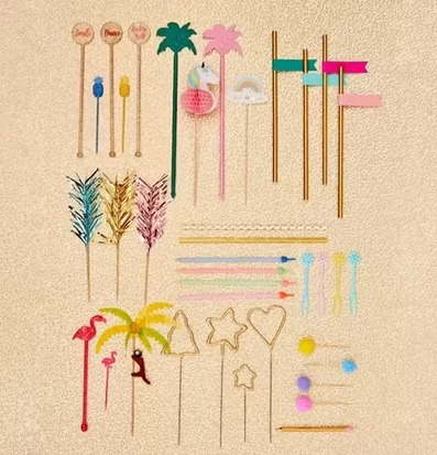 Tomtebloss Julgran från Rice med färgglada och festliga dekorationer