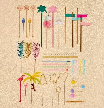 Tomtebloss Julgran från Rice med färgglada och festliga dekorationer