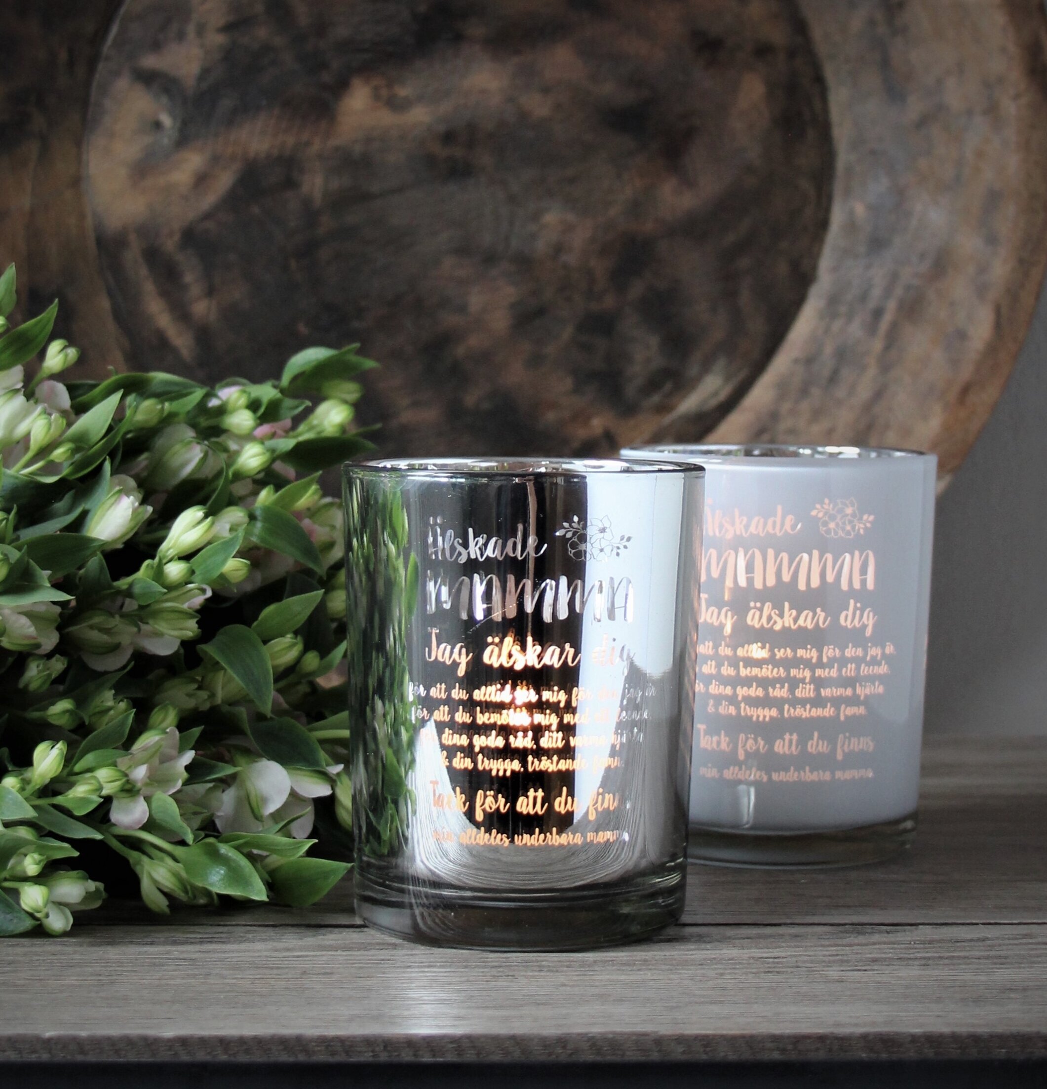 Ljuslykta - Mamma Silver från Majas Cottage på rustikt bord