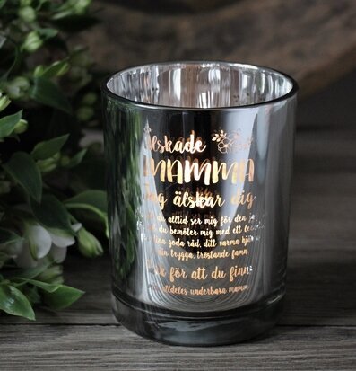 Foto av elegant ljuslykta med gyllene text detaljer