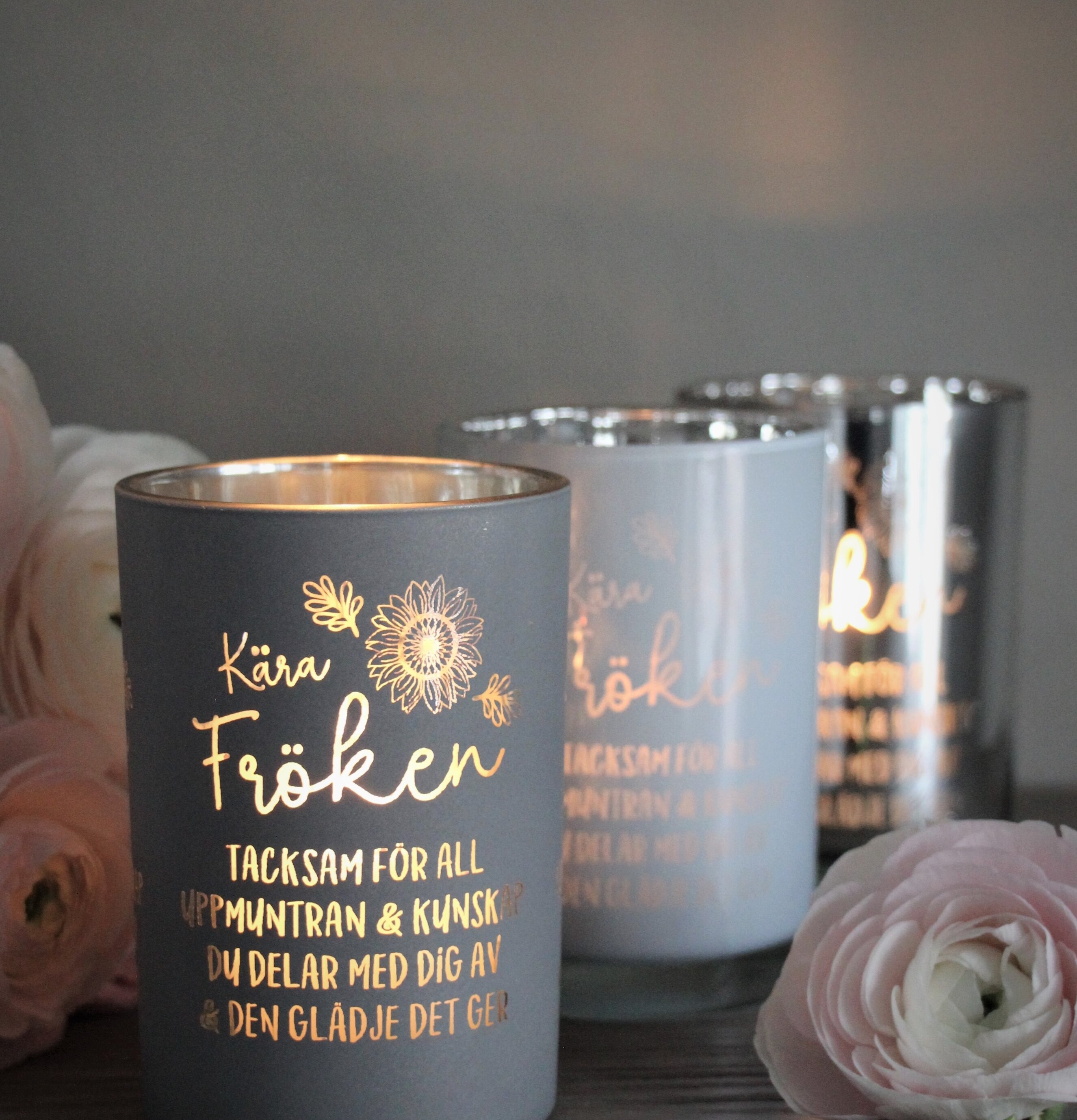 Ljuslykta - Fröken Grå från Majas Cottage med gyllene text