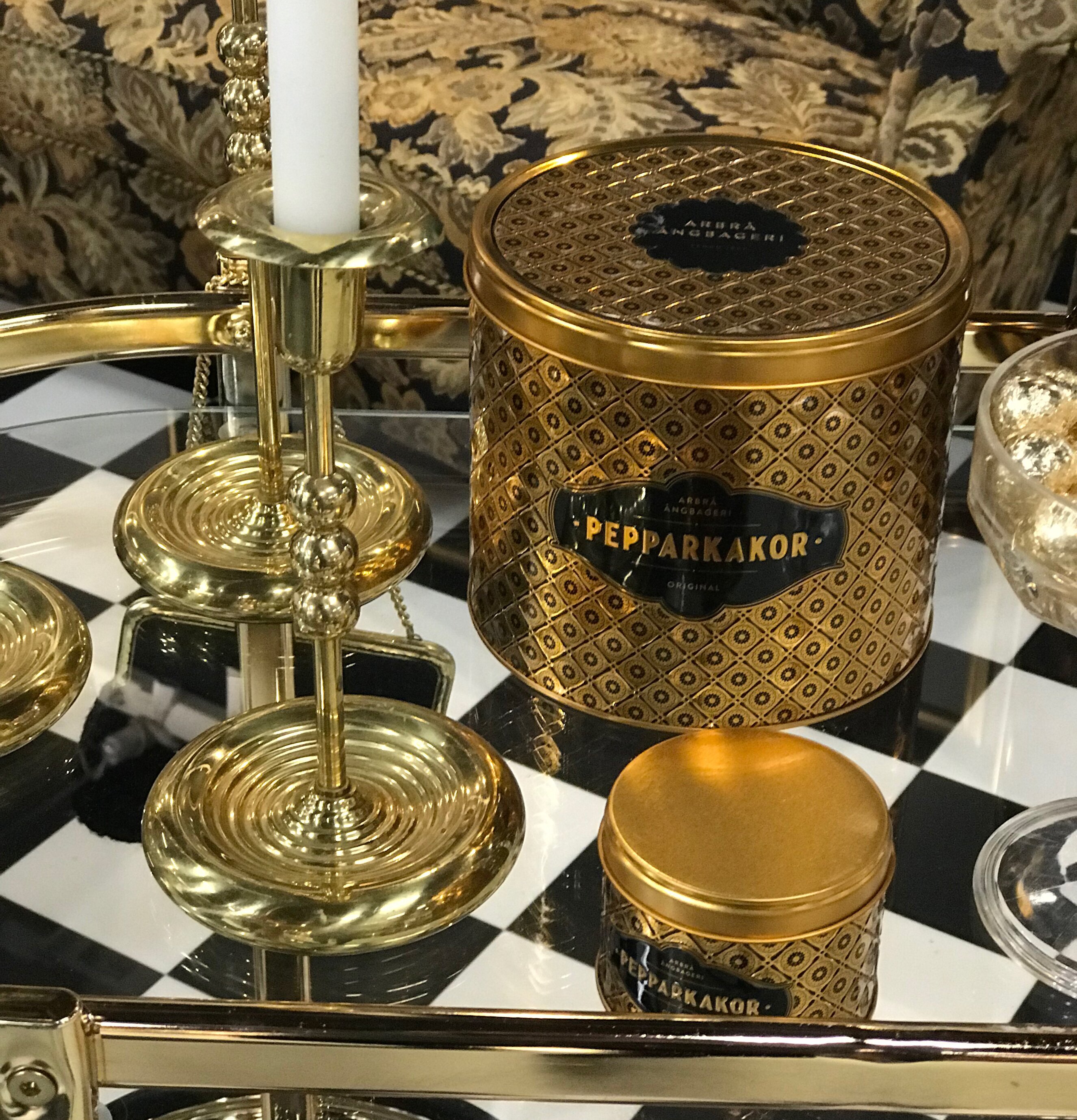 Pepparkakor Miniburk Guld från Finsmakeriet på glashylla