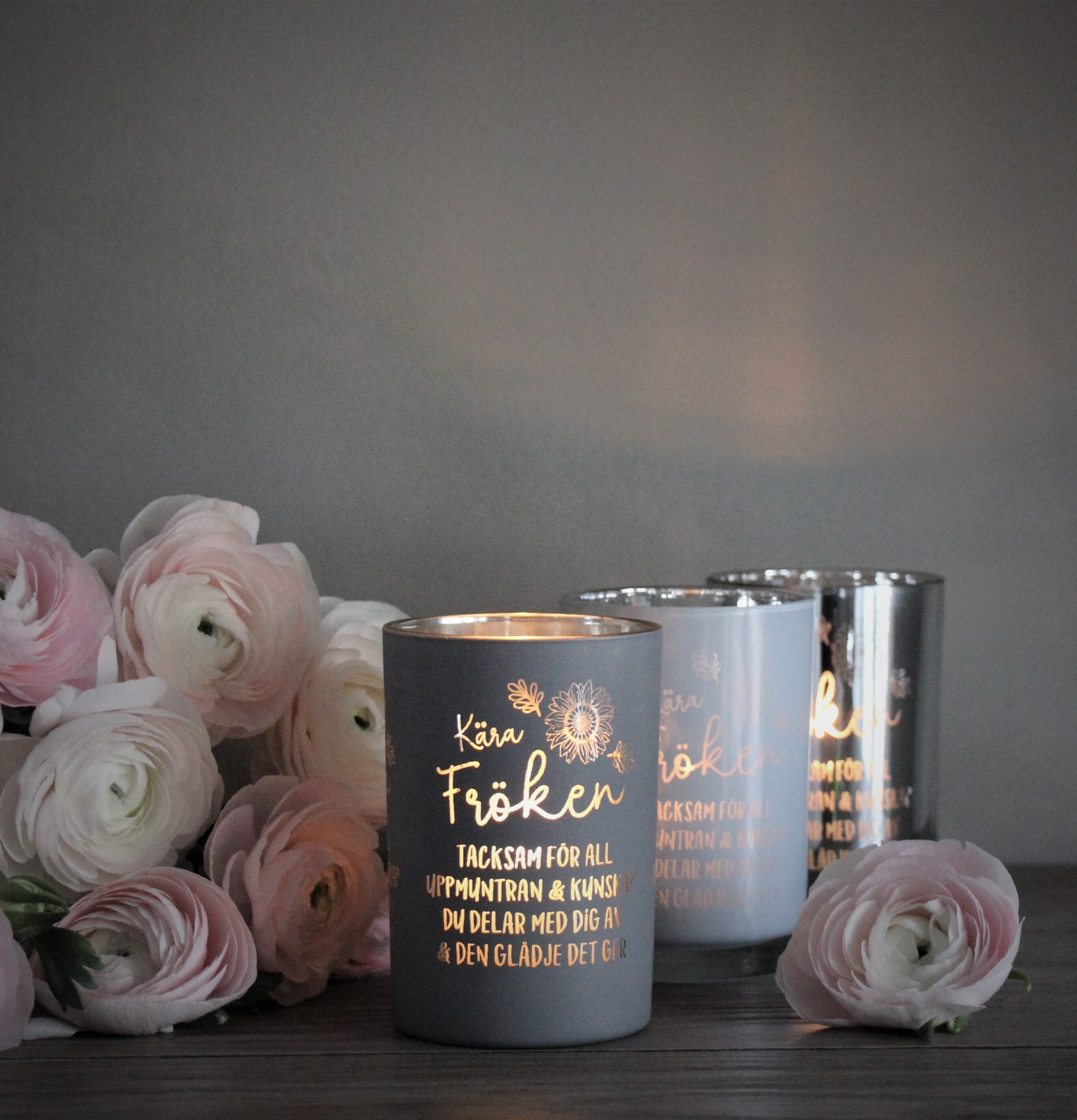 Ljuslykta - Fröken Grå från Majas Cottage på träbord